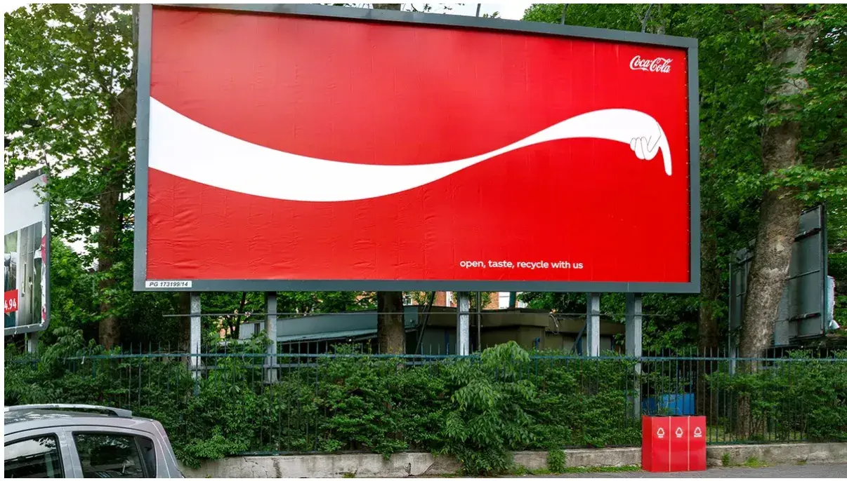 marketing tradizionale vs marketing digitale, cartellone pubblicitario della coca-cola